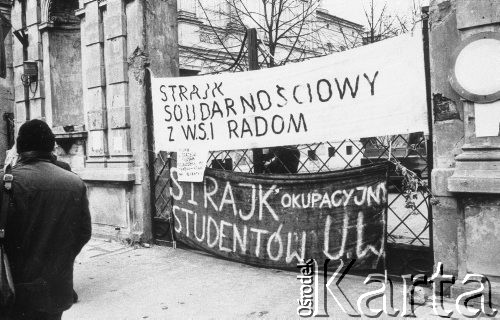 Listopad 1981, Warszawa, Polska.
Uniwersytet Warszawski - strajk okupacyjny studentów solidaryzujących się ze studentami Wyższej Szkoły Inżynierskiej w Radomiu. Transparenty zawieszone na Bramie Głównej Uniwersytetu przy Krakowskim Przedmieściu. 
Fot. NN, zbiory Ośrodka KARTA/Independent Polish Agency (IPA) przekazał Józef Lebenbaum


