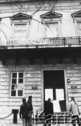 Listopad 1981, Warszawa, Polska.
Uniwersytet Warszawski - strajk okupacyjny studentów solidaryzujących się ze studentami Wyższej Szkoły Inżynierskiej w Radomiu. Przechodnie czytają informacje o strajku zawieszone na drzwiach wejściowych do Instytutu Geografii przy Krakowskim Przedmieściu.
Fot. NN, zbiory Ośrodka KARTA/Independent Polish Agency (IPA) przekazał Józef Lebenbaum


