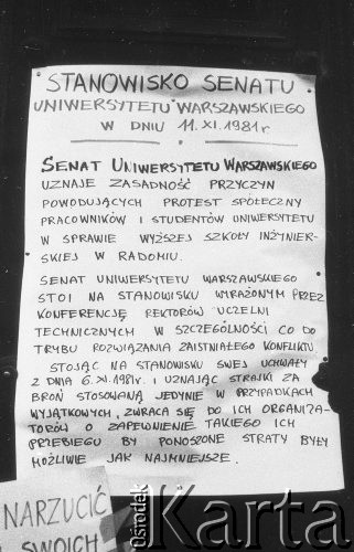 Listopad 1981, Warszawa, Polska.
Uniwersytet Warszawski - strajk okupacyjny studentów solidaryzujących się ze studentami Wyższej Szkoły Inżynierskiej w Radomiu. Ogłoszenie informujące o stanowisku Senatu UW w sprawie strajku.
Fot. NN, zbiory Ośrodka KARTA/Independent Polish Agency (IPA) przekazał Józef Lebenbaum


Ogłoszenie informujące o stanowisku Senatu UW w sprawie strajku.