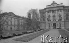 Listopad 1981, Warszawa, Polska.
Uniwersytet Warszawski - strajk okupacyjny studentów solidaryzujących się ze studentami Wyższej Szkoły Inżynierskiej w Radomiu. Gmach Biblioteki Uniwersyteckiej (z prawej strony) oraz Wydział Prawa (z lewej strony).
Fot. NN, zbiory Ośrodka KARTA/Independent Polish Agency (IPA) przekazał Józef Lebenbaum

