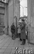 Listopad 1981, Warszawa, Polska.
Uniwersytet Warszawski - strajk okupacyjny studentów solidaryzujących się ze studentami Wyższej Szkoły Inżynierskiej w Radomiu. Studenci przy Bramie Głównej Uniwersytetu. 
Fot. NN, zbiory Ośrodka KARTA/Independent Polish Agency (IPA) przekazał Józef Lebenbaum


