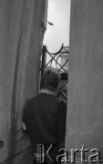Listopad 1981, Warszawa, Polska.
Uniwersytet Warszawski - strajk okupacyjny studentów solidaryzujących się ze studentami Wyższej Szkoły Inżynierskiej w Radomiu. Protestujący student rozmawia z kobietą stojącą po drugiej stronie Bramy Głównej Uniwersytetu. 
Fot. NN, zbiory Ośrodka KARTA/Independent Polish Agency (IPA) przekazał Józef Lebenbaum



