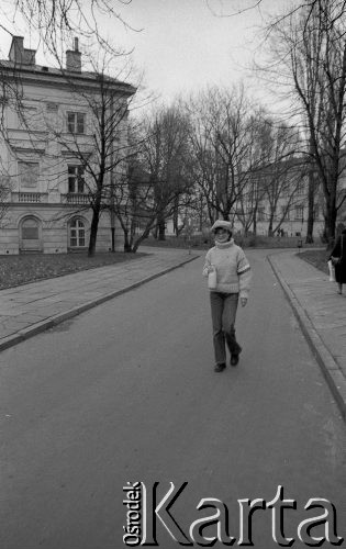 Listopad 1981, Warszawa, Polska.
Uniwersytet Warszawski - strajk okupacyjny studentów solidaryzujących się ze studentami Wyższej Szkoły Inżynierskiej w Radomiu. Protestująca studentka z butelką mleka w dłoni.  W tle, po lewej stronie gmach Instytutu Historii Sztuki.
Fot. NN, zbiory Ośrodka KARTA/Independent Polish Agency (IPA) przekazał Józef Lebenbaum

