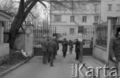 Listopad 1981, Warszawa, Polska.
Uniwersytet Warszawski - strajk okupacyjny studentów solidaryzujących się ze studentami Wyższej Szkoły Inżynierskiej w Radomiu. Protestujący studenci przy bramie od strony ulicy Oboźnej. 
Fot. NN, zbiory Ośrodka KARTA/Independent Polish Agency (IPA) przekazał Józef Lebenbaum

