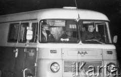 1980-1981, Warszawa, Polska.
Manifestacja środowisk opozycyjnych pod Grobem Nieznanego Żołnierza. Na zdjęciu autobus.
Fot. NN, zbiory Ośrodka KARTA/Independent Polish Agency (IPA) przekazał Józef Lebenbaum