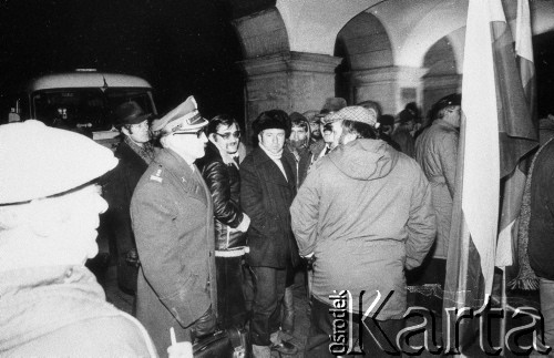 1980-1981, Warszawa, Polska.
Manifestacja środowisk opozycyjnych pod Grobem Nieznanego Żołnierza. Na zdjęciu manifestanci, na pierwszym planie flagi.
Fot. NN, zbiory Ośrodka KARTA/Independent Polish Agency (IPA) przekazał Józef Lebenbaum