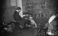 Listopad 1981, Warszawa, Polska.
Uniwersytet Warszawski - strajk okupacyjny studentów solidaryzujących się ze studentami Wyższej Szkoły Inżynierskiej w Radomiu. Strajkujący studenci w piwnicach Audytorium Maximum. 
Fot. NN, zbiory Ośrodka KARTA/Independent Polish Agency (IPA) przekazał Józef Lebenbaum

