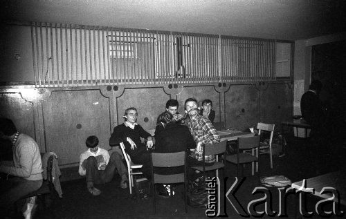 Listopad 1981, Warszawa, Polska.
Uniwersytet Warszawski - strajk okupacyjny studentów solidaryzujących się ze studentami Wyższej Szkoły Inżynierskiej w Radomiu. Strajkujący studenci w piwnicach Audytorium Maximum. 
Fot. NN, zbiory Ośrodka KARTA/Independent Polish Agency (IPA) przekazał Józef Lebenbaum





