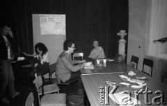 Listopad 1981, Warszawa, Polska.
Uniwersytet Warszawski - strajk okupacyjny studentów solidaryzujących się ze studentami Wyższej Szkoły Inżynierskiej w Radomiu. Protestujący studenci.
Fot. NN, zbiory Ośrodka KARTA/Independent Polish Agency (IPA) przekazał Józef Lebenbaum