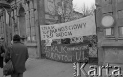 Listopad 1981, Warszawa, Polska.
Uniwersytet Warszawski - strajk okupacyjny studentów solidaryzujących się ze studentami Wyższej Szkoły Inżynierskiej w Radomiu. Transparenty zawieszone na Bramie Głównej Uniwersytetu przy Krakowskim Przedmieściu. 
Fot. NN, zbiory Ośrodka KARTA/Independent Polish Agency (IPA) przekazał Józef Lebenbaum
