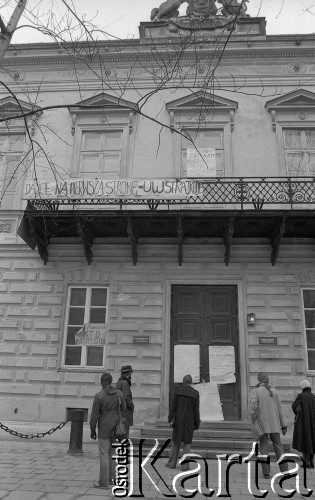 Listopad 1981, Warszawa, Polska.
Uniwersytet Warszawski - strajk okupacyjny studentów solidaryzujących się ze studentami Wyższej Szkoły Inżynierskiej w Radomiu. Przechodnie czytają informacje o strajku zawieszone na drzwiach wejściowych do Instytutu Geografii przy Krakowskim Przedmieściu. Zawieszony na balkonie transparent: 