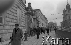 Listopad 1981, Warszawa, Polska.
Uniwersytet Warszawski - strajk okupacyjny studentów solidaryzujących się ze studentami Wyższej Szkoły Inżynierskiej w Radomiu. Przechodnie na Krakowskim Przedmieściu, po lewej stronie uniwersytecka Brama Główna, po prawej - Kościół Św. Krzyża. 
Fot. NN, zbiory Ośrodka KARTA/Independent Polish Agency (IPA) przekazał Józef Lebenbaum

