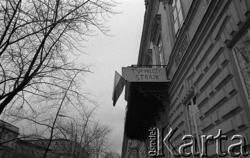 Listopad 1981, Warszawa, Polska.
Uniwersytet Warszawski - strajk okupacyjny studentów solidaryzujących się ze studentami Wyższej Szkoły Inżynierskiej w Radomiu. Flaga i napis 