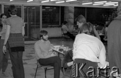 Luty 1981, Warszawa, Polska.
Akademia Medyczna - strajk okupacyjny studentów solidaryzujących się ze studentami w Łodzi. Protestująca młodzież podczas spożywania posiłku w stołówce.  
Fot. NN, zbiory Ośrodka KARTA/Independent Polish Agency (IPA) przekazał Józef Lebenbaum