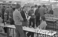 Luty 1981, Warszawa, Polska.
Akademia Medyczna - strajk okupacyjny studentów solidaryzujących się ze studentami w Łodzi. Protestująca młodzież podczas spożywania posiłku w stołówce. Na drugim planie - Punkt Żywności. 
Fot. NN, zbiory Ośrodka KARTA/Independent Polish Agency (IPA) przekazał Józef Lebenbaum