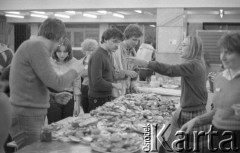 Luty 1981, Warszawa, Polska.
Akademia Medyczna - strajk okupacyjny studentów solidaryzujących się ze studentami w Łodzi. Studenki wydające protestującym posiłek.
Fot. NN, zbiory Ośrodka KARTA/Independent Polish Agency (IPA) przekazał Józef Lebenbaum