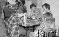 Luty 1981, Warszawa, Polska.
Akademia Medyczna - strajk okupacyjny studentów solidaryzujących się ze studentami w Łodzi. Protestująca młodzież gra w karty i szachy.
Fot. NN, zbiory Ośrodka KARTA/Independent Polish Agency (IPA) przekazał Józef Lebenbaum