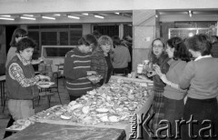 Luty 1981, Warszawa, Polska.
Akademia Medyczna - strajk okupacyjny studentów solidaryzujących się ze studentami w Łodzi. Protestująca młodzież podczas jedzenia kanapek w stołówce.
Fot. NN, zbiory Ośrodka KARTA/Independent Polish Agency (IPA) przekazał Józef Lebenbaum