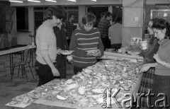 Luty 1981, Warszawa, Polska.
Akademia Medyczna - strajk okupacyjny studentów solidaryzujących się ze studentami w Łodzi. Protestująca młodzież spożywa kanapki w stołówce.
Fot. NN, zbiory Ośrodka KARTA/Independent Polish Agency (IPA) przekazał Józef Lebenbaum