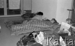 Luty 1981, Warszawa, Polska.
Akademia Medyczna - strajk okupacyjny studentów solidaryzujących się ze studentami w Łodzi. Protestujące studentki odpoczywają na materacach. 
Fot. NN, zbiory Ośrodka KARTA/Independent Polish Agency (IPA) przekazał Józef Lebenbaum