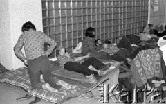 Luty 1981, Warszawa, Polska.
Akademia Medyczna - strajk okupacyjny studentów solidaryzujących się ze studentami w Łodzi. Protestujący studenci odpoczywają na materacach. 
Fot. NN, zbiory Ośrodka KARTA/Independent Polish Agency (IPA) przekazał Józef Lebenbaum