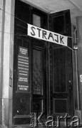 Luty 1981, Warszawa, Polska.
Akademia Medyczna w Warszawie - strajk okupacyjny studentów solidaryzujących się ze studentami w Łodzi. Transparent z napisem: 