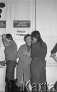 Luty 1981, Warszawa, Polska.
Akademia Medyczna - strajk okupacyjny studentów solidaryzujących się ze studentami w Łodzi. Strajkujący studenci i pies przed wejściem do 