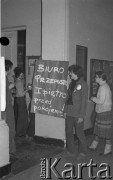 Luty 1981, Warszawa, Polska.
Akademia Medyczna - strajk okupacyjny studentów solidaryzujących się ze studentami w Łodzi. Członkowie Komitetu Strajkowego, na plakacie napis: 