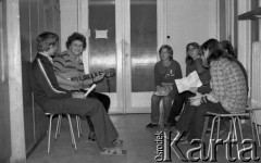 Luty 1981, Warszawa, Polska.
Akademia Medyczna - strajk okupacyjny studentów solidaryzujących się ze studentami w Łodzi. Protestujący studenci śpiewają przy akompaniamencie gitary. 
Fot. NN, zbiory Ośrodka KARTA/Independent Polish Agency (IPA) przekazał Józef Lebenbaum