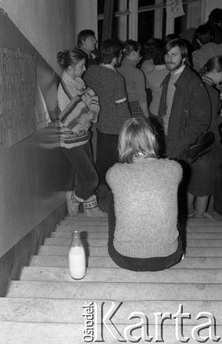 Luty 1981, Warszawa, Polska.
Akademia Medyczna - strajk okupacyjny studentów solidaryzujących się ze studentami w Łodzi. Protestujący studenci stoją na schodach, na jednym ze stopni - mleko w szklanej butelce. 
Fot. NN, zbiory Ośrodka KARTA/Independent Polish Agency (IPA) przekazał Józef Lebenbaum