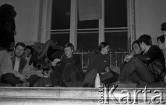 Luty 1981, Warszawa, Polska.
Akademia Medyczna - strajk okupacyjny studentów solidaryzujących się ze studentami w Łodzi. Protestujący studenci siedzą na schodach, przed nimi stoi mleko w butelce. 
Fot. NN, zbiory Ośrodka KARTA/Independent Polish Agency (IPA) przekazał Józef Lebenbaum
