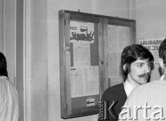 Luty 1981, Warszawa, Polska.
Akademia Medyczna - strajk okupacyjny studentów solidaryzujących się ze studentami w Łodzi. Protestujący studenci, za nimi tablica ogłoszeń, na której widnieje m.in. napis: 