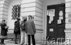 Luty 1981, Warszawa, Polska.
Wydział Polonistyki Uniwersytetu Warszawskiego - strajk okupacyjny studentów solidaryzujących się ze studentami w Łodzi. Przechodnie czytają informację o strajku zawieszoną na drzwiach wejściowych gmachu uczelni.
Fot. NN, zbiory Ośrodka KARTA/Independent Polish Agency (IPA) przekazał Józef Lebenbaum