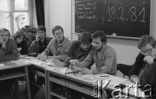 Luty 1981, Warszawa, Polska.
Wydział Polonistyki Uniwersytetu Warszawskiego - strajk okupacyjny studentów solidaryzujących się ze studentami w Łodzi. Wybory, pierwszy od prawej siedzi Tomasz Lis, obok Maciej Geller, Maciej Strzembosz (?), Mirosław Panek (?), na tablicy widoczne są nazwiska kandydatów oraz wyniki głosowania.
Fot. NN, zbiory Ośrodka KARTA/Independent Polish Agency (IPA) przekazał Józef Lebenbaum