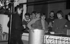 Luty 1981, Warszawa, Polska.
Wydział Polonistyki Uniwersytetu Warszawskiego - strajk okupacyjny studentów solidaryzujących się ze studentami w Łodzi. Studenci czekają na posiłek. Na pierwszym planie - studentka nalewająca na talerze zupę z kotła. 
Fot. NN, zbiory Ośrodka KARTA/Independent Polish Agency (IPA) przekazał Józef Lebenbaum