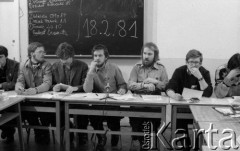 Luty 1981, Warszawa, Polska.
Wydział Polonistyki Uniwersytetu Warszawskiego - strajk okupacyjny studentów solidaryzujących się ze studentami w Łodzi. Wybory, drugi od prawej siedzi Tomasz Lis, czwarty - Maciej Geller, Maciej Strzembosz (?), Mirosław Panek (?). Na tablicy widoczne są nazwiska kandydatów oraz wyniki głosowania.
Fot. NN, zbiory Ośrodka KARTA/Independent Polish Agency (IPA) przekazał Józef Lebenbaum
