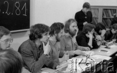 Luty 1981, Warszawa, Polska.
Wydział Polonistyki Uniwersytetu Warszawskiego - strajk okupacyjny studentów solidaryzujących się ze studentami w Łodzi. Wybory, pierwszy od lewej siedzi Mirosław Panek (?), Maciej Strzembosz (?), Maciej Geller, piąty - Tomasz Lis.
Fot. NN, zbiory Ośrodka KARTA/Independent Polish Agency (IPA) przekazał Józef Lebenbaum