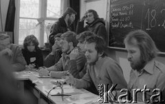 Luty 1981, Warszawa, Polska.
Wydział Polonistyki Uniwersytetu Warszawskiego - 
strajk okupacyjny studentów solidaryzujących się ze studentami w Łodzi. Wybory, drugi od prawej siedzi Maciej Geller, Maciej Strzembosz (?), Mirosław Panek (?). Na tablicy widoczne są nazwiska kandydatów oraz wyniki głosowania.
Fot. NN, zbiory Ośrodka KARTA/Independent Polish Agency (IPA) przekazał Józef Lebenbaum