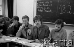 Luty 1981, Warszawa, Polska.
Wydział Polonistyki Uniwersytetu Warszawskiego - strajk okupacyjny studentów solidaryzujących się ze studentami w Łodzi. Wybory, pierwszy od prawej siedzi Maciej Geller, Maciej Strzembosz (?), Mirosław Panek (?). Na tablicy widoczne są nazwiska kandydatów oraz wyniki głosowania.
Fot. NN, zbiory Ośrodka KARTA/Independent Polish Agency (IPA) przekazał Józef Lebenbaum
