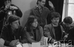 Luty 1981, Warszawa, Polska.
Wydział Polonistyki Uniwersytetu Warszawskiego - 
strajk okupacyjny studentów solidaryzujących się ze studentami w Łodzi. Głosowanie. Od lewej siedzą: Wojciech Krawczyk, Justyna Dąbrowska, NN. Na drugim planie - Wojciech Ferens (z podniesioną dłonią). 
Fot. NN, zbiory Ośrodka KARTA/Independent Polish Agency (IPA) przekazał Józef Lebenbaum
