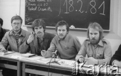 Luty 1981, Warszawa, Polska.
Wydział Polonistyki Uniwersytetu Warszawskiego - strajk okupacyjny studentów solidaryzujących się ze studentami w Łodzi. Wybory, drugi od prawej siedzi Maciej Geller, Maciej Strzembosz (?), Mirosław Panek (?). Na tablicy widoczne są nazwiska kandydatów oraz wyniki głosowania.
Fot. NN, zbiory Ośrodka KARTA/Independent Polish Agency (IPA) przekazał Józef Lebenbaum