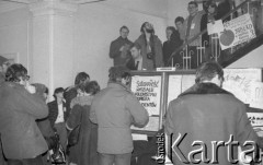 Luty 1981, Warszawa, Polska.
Wydział Polonistyki Uniwersytetu Warszawskiego - strajk okupacyjny studentów solidaryzujących się ze studentami w Łodzi. Protestujący studenci zgromadzeni na schodach, w gablotach wywieszone zostały informacje o strajku.
Fot. NN, zbiory Ośrodka KARTA/Independent Polish Agency (IPA) przekazał Józef Lebenbaum