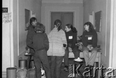 Luty 1981, Warszawa, Polska.
Wydział Polonistyki Uniwersytetu Warszawskiego - strajk okupacyjny studentów solidaryzujących się ze studentami w Łodzi. Protestujący studenci w palarni. Po lewej stronie napis: 