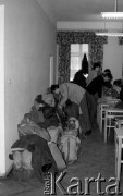 Luty 1981, Warszawa, Polska.
Strajk okupacyjny studentów solidaryzujących się ze studentami w Łodzi. Protestujący studenci, turystyczne plecaki, rząd ławek.
Fot. NN, zbiory Ośrodka KARTA/Independent Polish Agency (IPA) przekazał Józef Lebenbaum