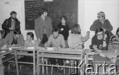 Luty 1981, Warszawa, Polska.
Wydział Polonistyki - strajk okupacyjny studentów solidaryzujących się ze studentami w Łodzi. Wybory, drugi od prawej siedzi Tomasz Lis, czwarty od prawej - Maciej Geller, po prawej stronie stoi Wojciech Ferens. Na tablicy widoczne są nazwiska kandydatów oraz wyniki głosowania.
Fot. NN, zbiory Ośrodka KARTA/Independent Polish Agency (IPA) przekazał Józef Lebenbaum