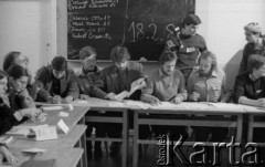 Luty 1981, Warszawa, Polska.
Wydział Polonistyki Uniwersytetu Warszawskiego - strajk okupacyjny studentów solidaryzujących się ze studentami w Łodzi. Wybory, pierwszy od prawej siedzi Tomasz Lis, NN, Maciej Geller, Maciej Strzembosz (?), Mirosław Panek (?). Po prawej stronie stoi Wojciech Ferens. Na tablicy widoczne są nazwiska kandydatów oraz wyniki głosowania.
Fot. NN, zbiory Ośrodka KARTA/Independent Polish Agency (IPA) przekazał Józef Lebenbaum