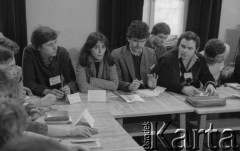 Luty 1981, Warszawa, Polska.
Wydział Polonistyki Uniwersytetu Warszawskiego - strajk okupacyjny studentów solidaryzujących się ze studentami w Łodzi. Wybory, druga od lewej - Justyna Dąbrowska, obok siedzi Wojciech Krawczyk.
Fot. NN, zbiory Ośrodka KARTA/Independent Polish Agency (IPA) przekazał Józef Lebenbaum