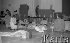 Luty 1981, Warszawa, Polska.
Strajk okupacyjny studentów solidaryzujących się ze studentami w Łodzi - protestujący studenci leżą na materacach. 
Fot. NN, zbiory Ośrodka KARTA/Independent Polish Agency (IPA) przekazał Józef Lebenbaum
