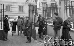 Luty 1981, Warszawa, Polska.
Wydział Polonistyki Uniwersytetu Warszawskiego - strajk okupacyjny studentów solidaryzujących się ze studentami w Łodzi. Protestujący studenci przy wejściu na teren uniwersytetu od strony ulicy Oboźnej.
Fot. NN, zbiory Ośrodka KARTA/Independent Polish Agency (IPA) przekazał Józef Lebenbaum