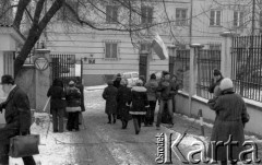 Luty 1981, Warszawa, Polska.
Wydział Polonistyki Uniwersytetu Warszawskiego - strajk okupacyjny studentów solidaryzujących się ze studentami w Łodzi. Protestujący studenci przy wejściu na teren uniwersytetu od strony ulicy Oboźnej.
Fot. NN, zbiory Ośrodka KARTA/Independent Polish Agency (IPA) przekazał Józef Lebenbaum 
